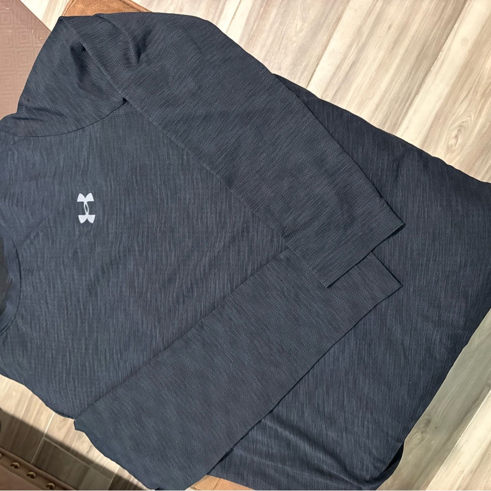 Under Armour Men’s Black Heather Long Sleeve Performance Top
